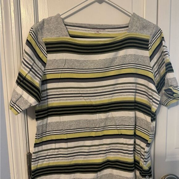 Square Neck Suoer fab shirt sleeve shirt. Great for work or casual. Like new. XL - Picture 8 of 9